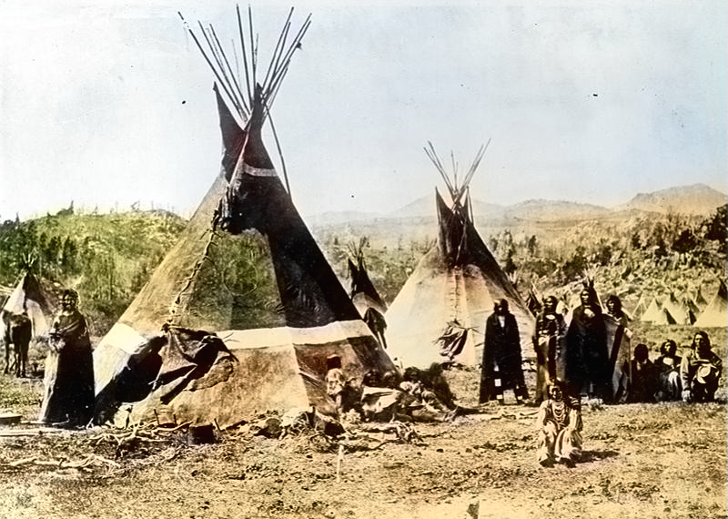 Shoshoni Emberek a bőr Tipis körül, 1880-1910 között, a www.loc.gov / item/95522810/